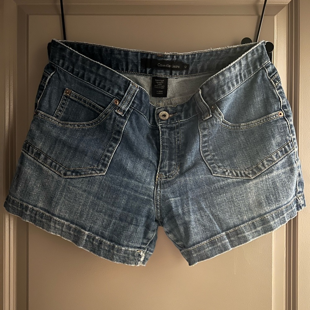 Calvin Klein 4in Denim Shorts - size 12